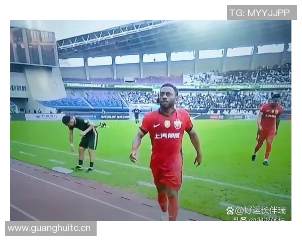 上海海港全力备战新赛季加布里埃尔回归训练场积极恢复状态