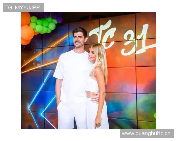 妻子社交媒体分享与库尔图瓦游戏夜照片展现休闲时光的乐趣